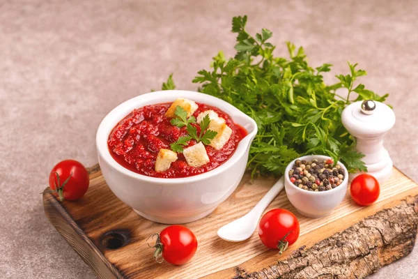 Parlak taze lezzetli domates çorbası malzemeler kil kase ezilmiş. Sağlıklı gıda kavramı. Gri mermer zemin. Kopya alanı