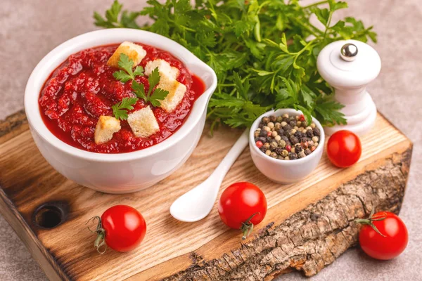 Parlak taze lezzetli domates çorbası malzemeler kil kase ezilmiş. Sağlıklı gıda kavramı. Gri mermer zemin. Yakın çekim