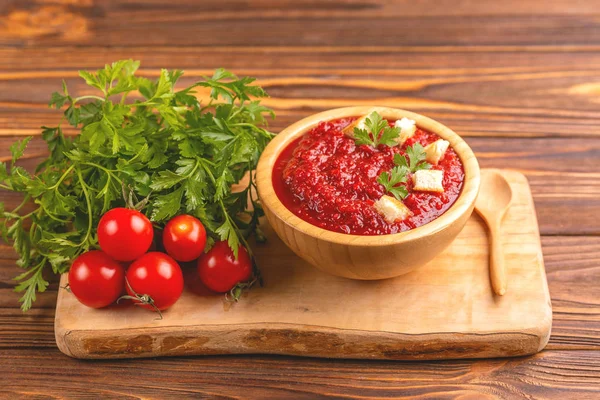 Parlak taze pureed domates çorbası malzemeler ahşap kase. Sağlıklı gıda kavramı. Rustik ahşap arka plan. Kopya alanı