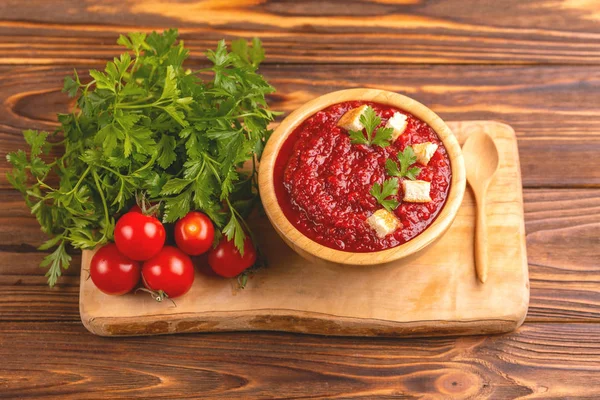 Sopa Tomate Puro Saborosa Fresca Brilhante Tigela Madeira Com Ingredientes — Fotografia de Stock