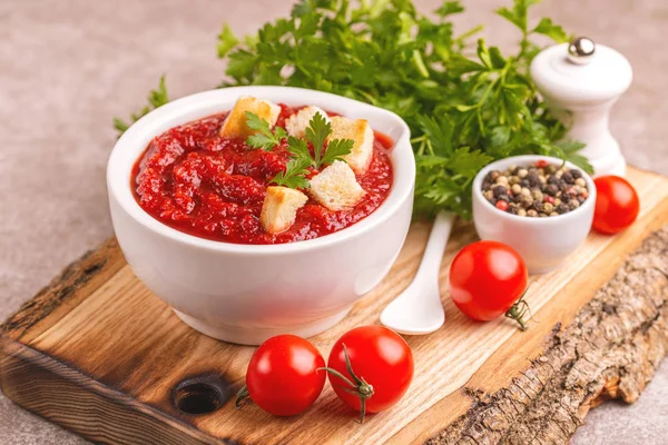 Parlak taze lezzetli domates çorbası malzemeler kil kase ezilmiş. Sağlıklı gıda kavramı. Gri mermer zemin. Kopya alanı