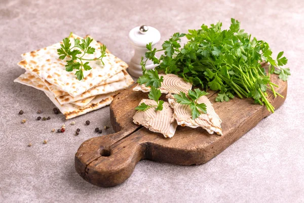 Matzah 与自制的肝酱与香菜和洋葱在旧木制切割板上的粗麻布餐巾 灰色大理石背景 复制空间 — 图库照片