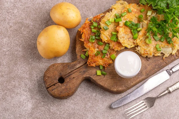 Hemmagjord Traditionell Potatispannkakor Eller Latke Hanukkah Fest Mat Med Ingredienser — Stockfoto