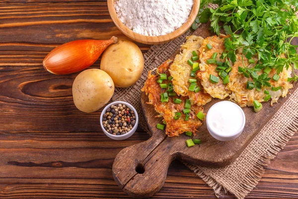 Hausgemachte Traditionelle Kartoffelpuffer Chanukka Feier Essen Mit Zutaten Auf Vintage — Stockfoto