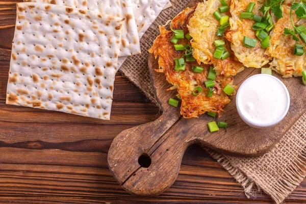 Hemmagjord Traditionell Potatispannkakor Eller Latke Hanukkah Fest Mat Vintage Skärbräda — Stockfoto