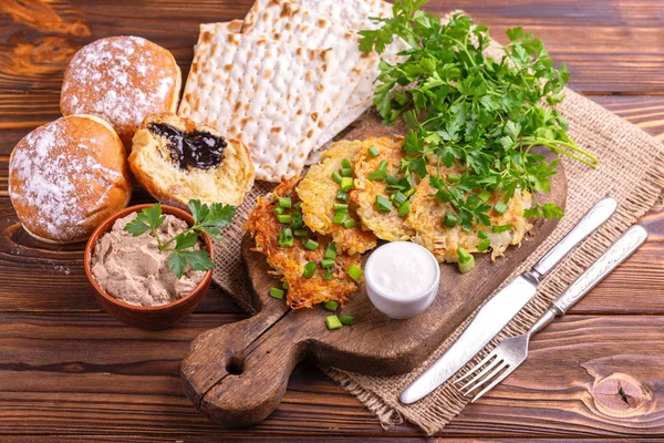 Sabrosa Comida Celebración Hanukkah Patata Tradicional Casera Matzo Crujiente Paté —  Fotos de Stock