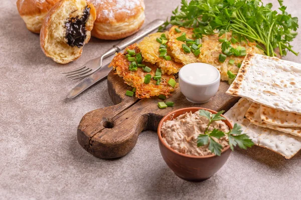 Välsmakande Hanukkah Fest Mat Vintage Skärbräda Hemmagjord Traditionell Potatis Krispigt — Stockfoto