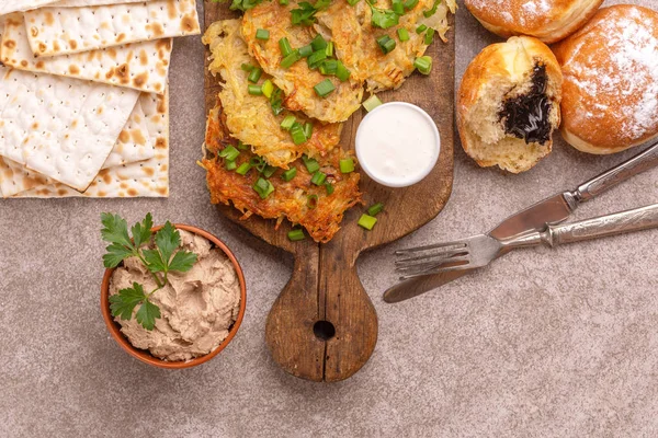 Välsmakande Hanukkah Fest Mat Vintage Skärbräda Hemmagjord Traditionell Potatis Krispigt — Stockfoto