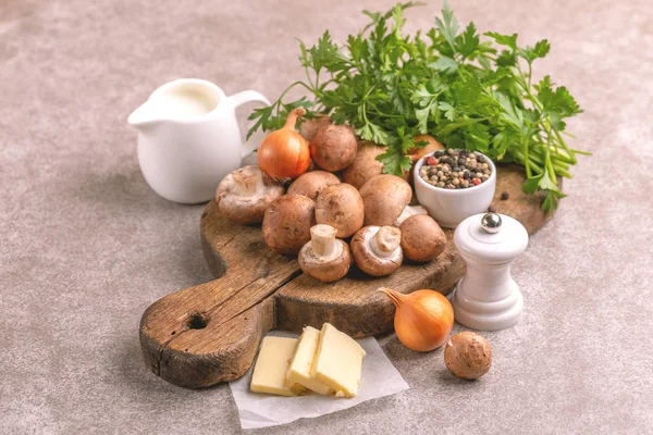 Färska Ingredienser För Välsmakande Mosad Svampsoppa Hälsosam Matkoncept Grå Marmor — Stockfoto