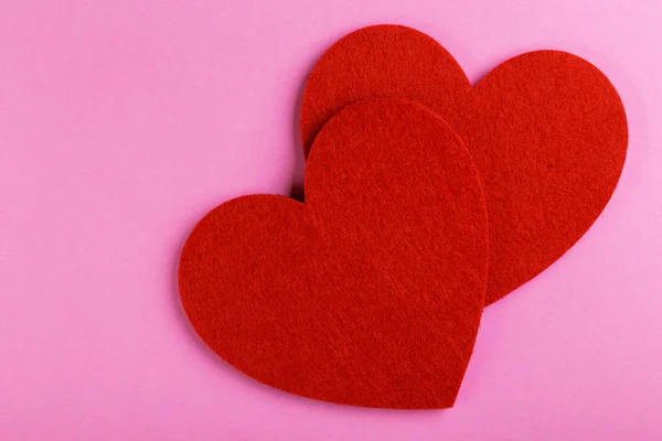 Дві Червоні Повстяні Серце Яскравий Рожевий Фон День Святого Валентина — стокове фото