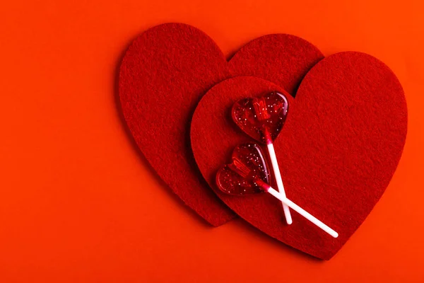 Δύο Κόκκινα Γλυκά Νόστιμα Γλειφιτζούρια Και Δύο Τσόχινοι Καρδιές Φωτεινό — Φωτογραφία Αρχείου