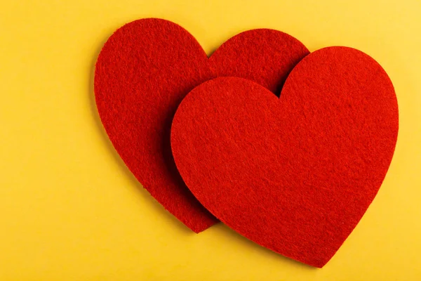 Дві Червоні Повстяні Серце Яскраво Жовтому Тлі День Святого Валентина — стокове фото