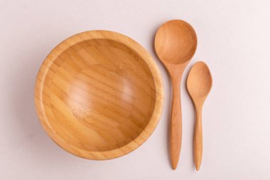 Temiz beyaz arka plan üzerinde iki kaşık ile boş ahşap rustik kase. Kopya alanı