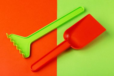 Renkli oyuncak spade ve parlak zemin üzerine komisyon. Kopya alanı