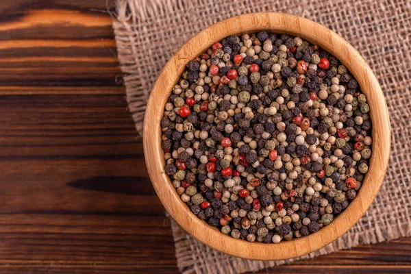 Mix Van Rode Zwarte Witte Groene Paprika Kom Jute Servet — Stockfoto