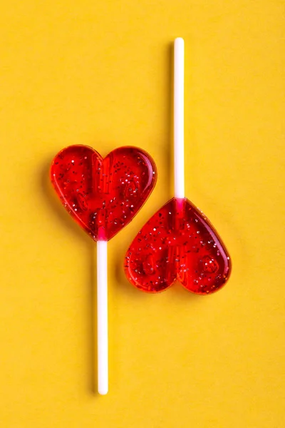 Twee Rode Zoete Smakelijke Lollies Vorm Van Hart Heldere Gele — Stockfoto