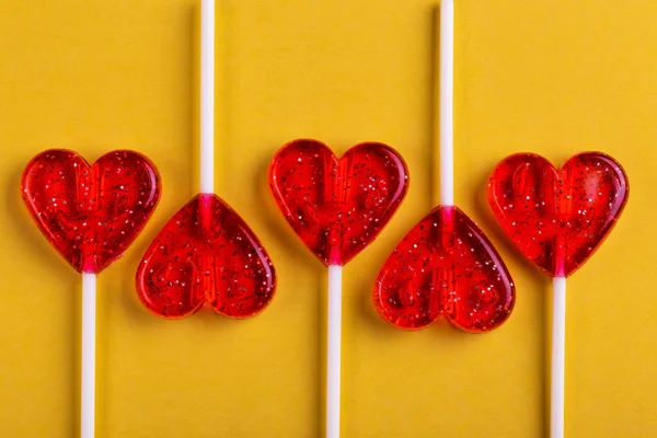 Vijf Rode Zoete Smakelijke Lollies Vorm Van Hart Heldere Gele — Stockfoto