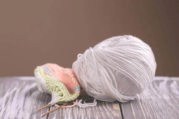 Chaussons Bébé Tricotés Avec Fil Aiguilles Sur Fond Bois Rustique — Photo