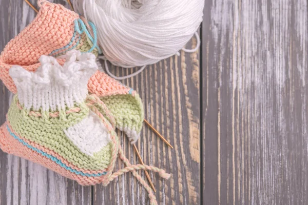 Chaussons Bébé Tricotés Avec Fil Aiguilles Sur Fond Bois Rustique — Photo