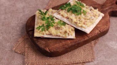 Matzo çuval bezi peçete ile eski ahşap kesme tahtası üzerinde koşer Forshmak ile. Gri mermer zemin