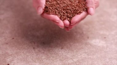 Ham keten tohumu kadının elinden bıraktı. Yatay görünüm