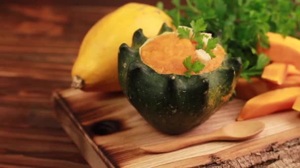 Brillante Sabrosa Sopa Calabaza Puré Servida Una Calabaza Hueca Con — Vídeos de Stock