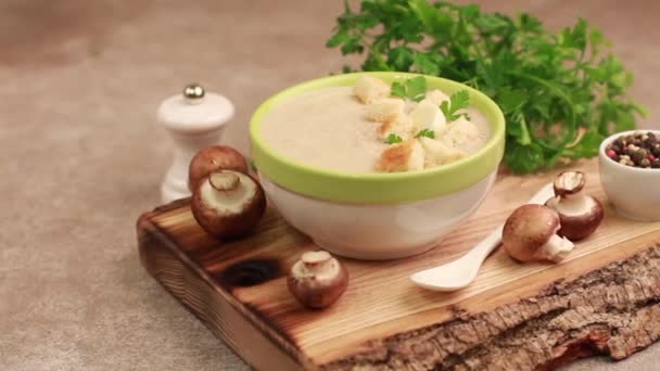 Smaczny Puree Zupa Grzybowa Puchar Glina Składników Deski Krojenia Koncepcja — Wideo stockowe