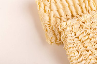 Beyaz mermer zemin üzerine pişmemiş anlık erişte. Kopya alanı.