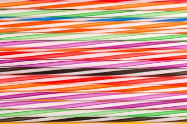 Renkli plastik çöp arka plan. Olay ve parti malzemeleri. Toprak kirliliği kavramı