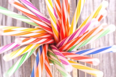 Kağıt bardak ahşap arka plan üzerinde renkli plastik çöp. Olay ve parti malzemeleri. Toprak kirliliği kavramı