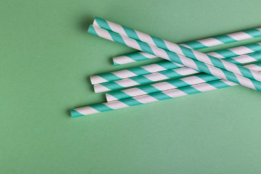 Parlak yeşil arka plan üzerinde renkli kağıt çöp. Olay ve parti malzemeleri. Toprak kirliliği kavramı. Kopya alanı