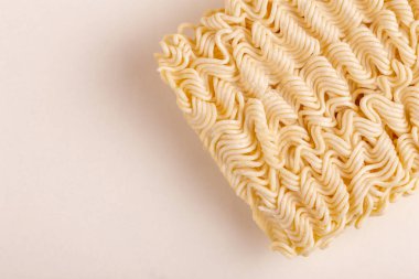 Beyaz mermer zemin üzerine pişmemiş anlık erişte. Kopya alanı.