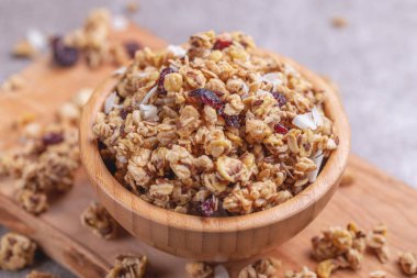Ev yapımı granola ile fındık ve kuru üzüm gri kayrak zemin üzerine kase. Üstten görünüm. Kopya alanı