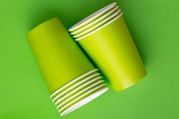 Reciclaje Vasos Papel Para Bebidas Sobre Fondo Verde Brillante Copiar — Foto de Stock