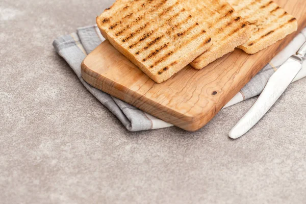 Croccanti Brindisi Colazione Sullo Sfondo Grigio Ardesia Con Coltello Tovagliolo — Foto Stock