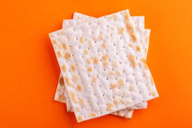 Parlak turuncu zemin üzerine geleneksel Yahudi koşer matzo. Kopya alanı