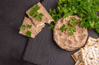 Ev yapımı tavuk karaciğer pate Hamursuz ekmek ve siyah arduvaz arka plan üzerine maydanoz ile. Üstten görünüm. Kopya alanı