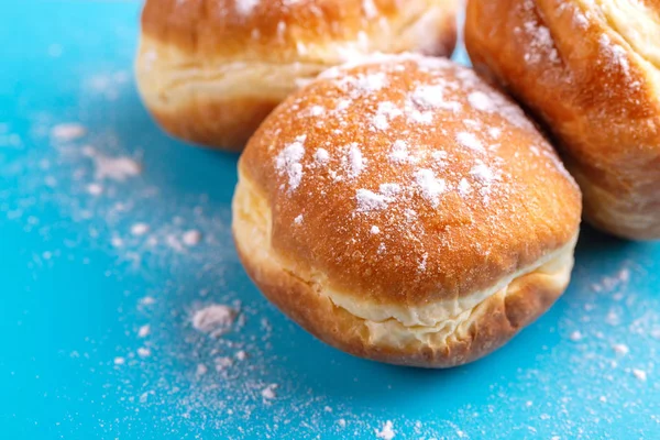 Donuts Doces Saborosos Com Açúcar Fundo Azul Brilhante Prato Tradicional — Fotografia de Stock