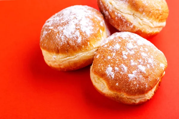 Donuts Doces Saborosos Com Açúcar Fundo Vermelho Brilhante Prato Tradicional — Fotografia de Stock