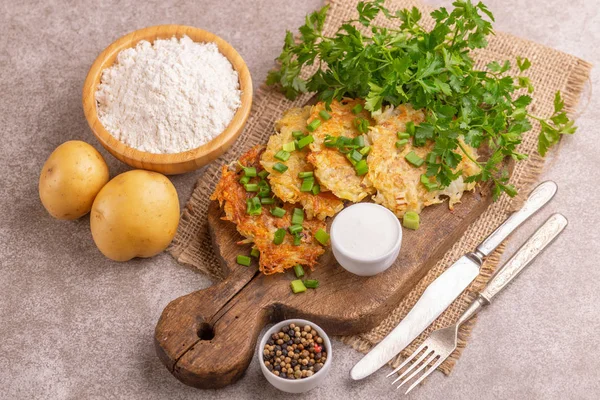 Hausgemachte Traditionelle Kartoffelpuffer Oder Latke Hanukkah Feier Lebensmittel Mit Zutaten — Stockfoto