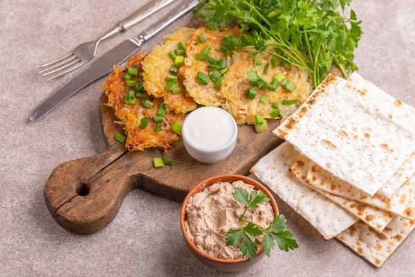 อาหารฉลอง Hanukkah รสชาต อยบนกระดานต นเทจ นฝร งโฮมเมดแบบด งเด แมทโซกร บกรอบ — ภาพถ่ายสต็อก