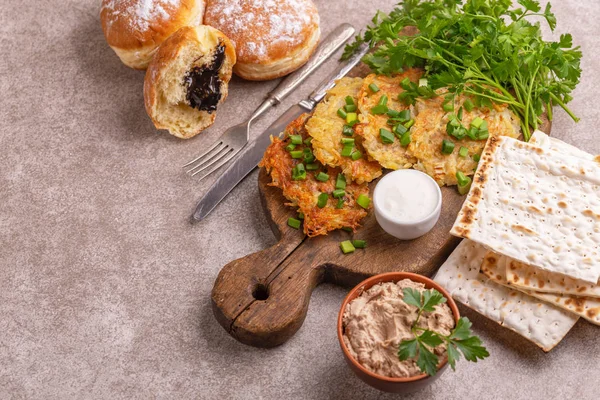 Välsmakande Hanukkah Fest Mat Vintage Skärbräda Hemmagjord Traditionell Potatis Krispigt — Stockfoto