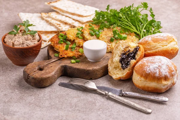 Välsmakande Hanukkah Fest Mat Vintage Skärbräda Hemmagjord Traditionell Potatis Krispigt — Stockfoto
