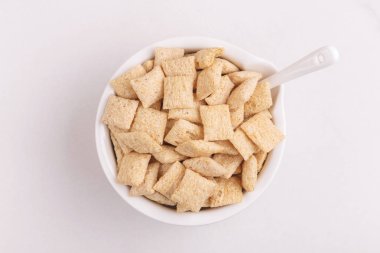 Işık kil kase mısır yastıkları arka plan beyaz. Sağlıklı tahıllar kahvaltı. Kopya alanı