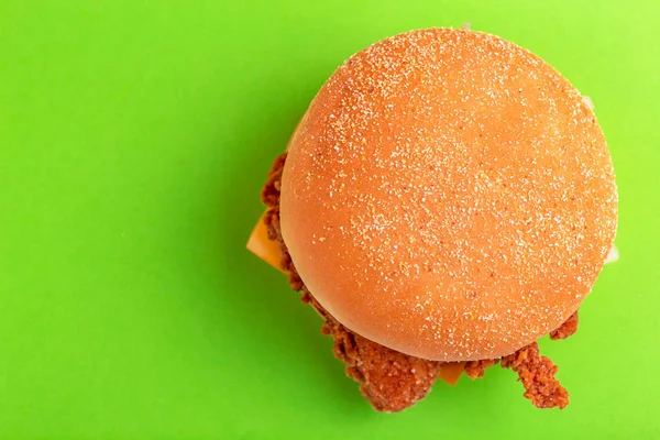 Deliciosa Hamburguesa Hamburguesa Con Ketchup Mostaza Sobre Fondo Verde Brillante — Foto de Stock