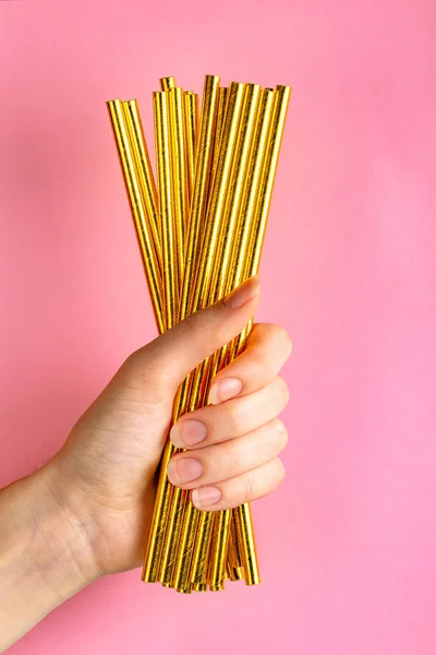 Mulher Está Segurando Palhas Papel Dourado Mão Sobre Fundo Brilhante — Fotografia de Stock