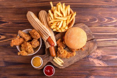 Ama ketçap ve hardal vintage kesme tahtası üzerinde sağlıksız yemek lezzetli. Hızlı karbonhidrat, önemsiz ve fast food. Sıcak ahşap arka plan.