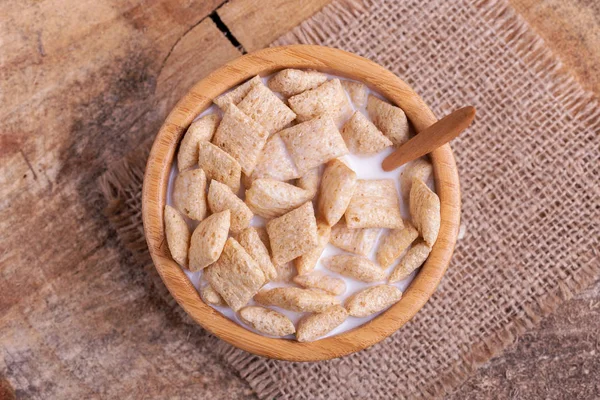 Crispy Corn Pads Wooden Bowl Burlap Napkin Wooden Background Healthy — Stock Photo, Image