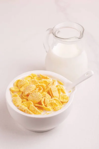 明るい大理石の背景に牛乳の瓶とボウルに新鮮なトウモロコシはフレーク 健康的なシリアルの朝食 コピー スペース — ストック写真