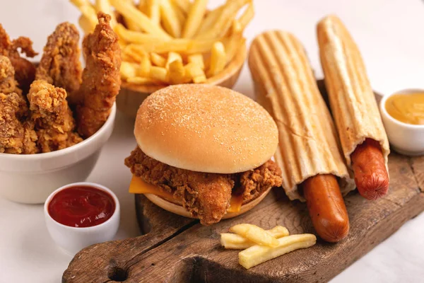 Deliciosa Pero Poco Saludable Comida Con Ketchup Mostaza Tabla Cortar —  Fotos de Stock